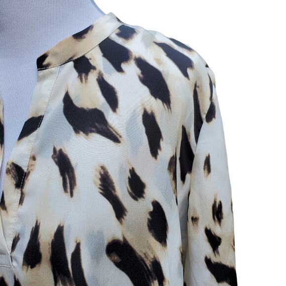 Chico's Sz 1 Brown White Animal Print Asymmetric Hem V-neck Top Sz M / 8 - Picture 2 of 10